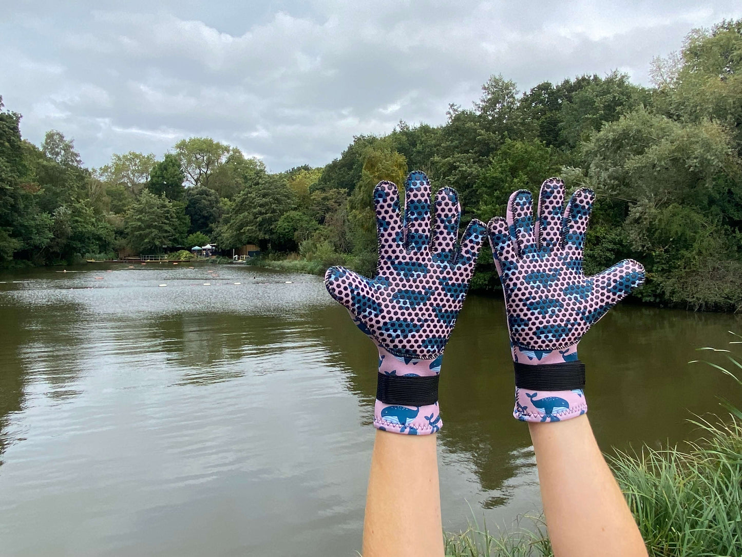 Neoprene wild swimming gloves: Humpback