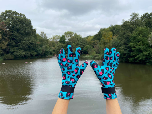 Neoprene wild swimming gloves: Leopard