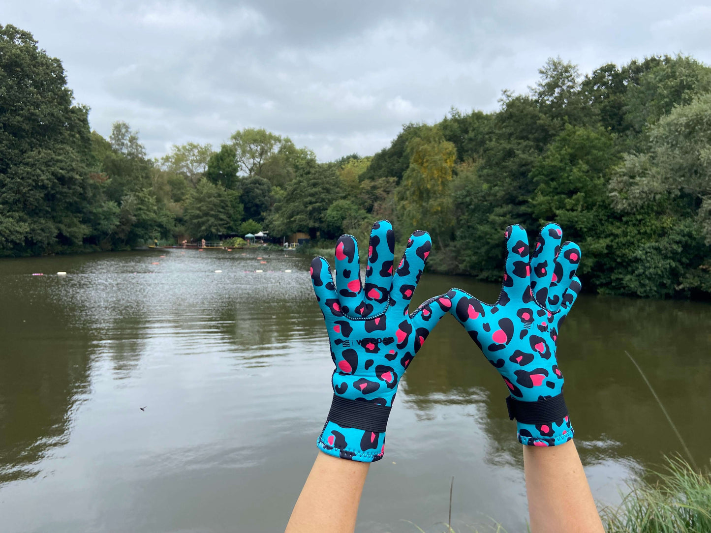 Neoprene wild swimming gloves: Leopard